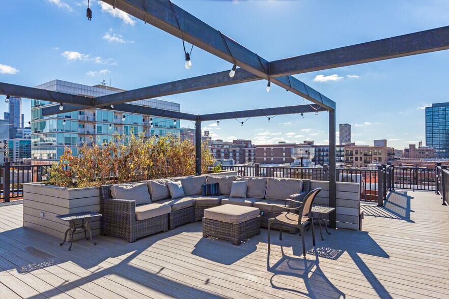 More Photos Of 1027-1031 W Madison St, Chicago Loft Creative Space For Lease