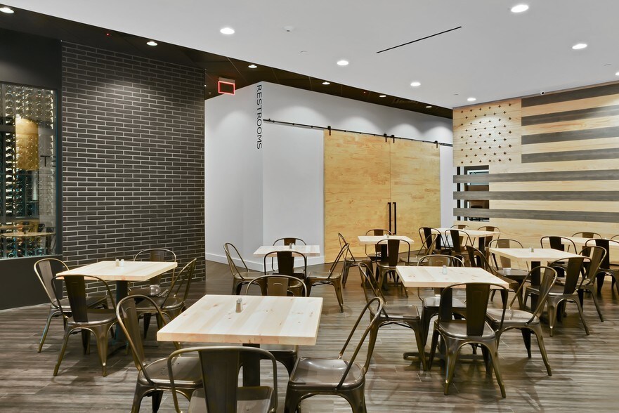 More Photos Of 100 N Laura St, Jacksonville Office For Lease