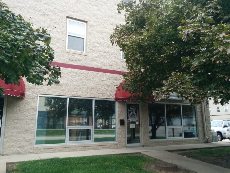 More Photos Of 604 Dale St, Normal Apartments For Lease
