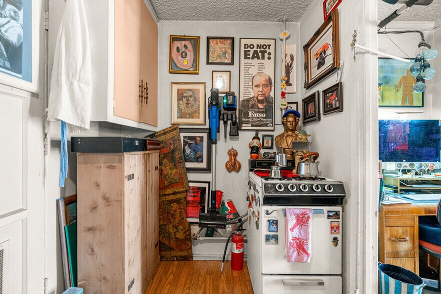 More Photos Of 2200 W Burbank Blvd, Burbank Freestanding For Sale