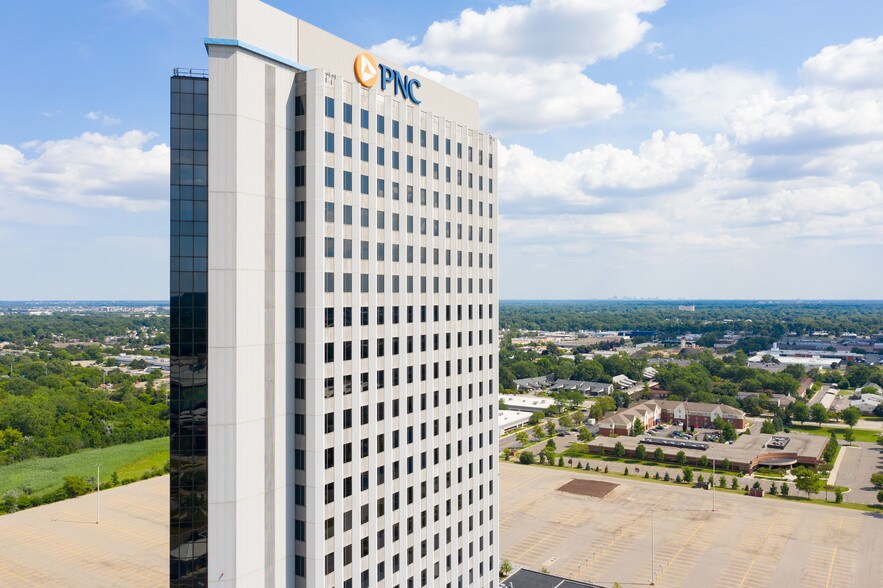 More Photos Of 755 W Big Beaver Rd, Troy Office For Lease