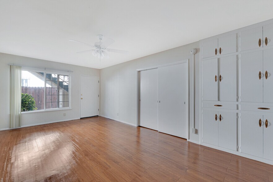More Photos Of 1531 Corinth Ave, Los Angeles Apartments For Sale