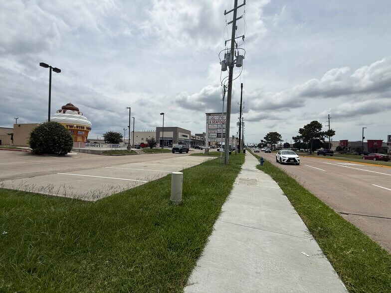 More Photos Of 7018 Fry Rd, Cypress Freestanding For Lease