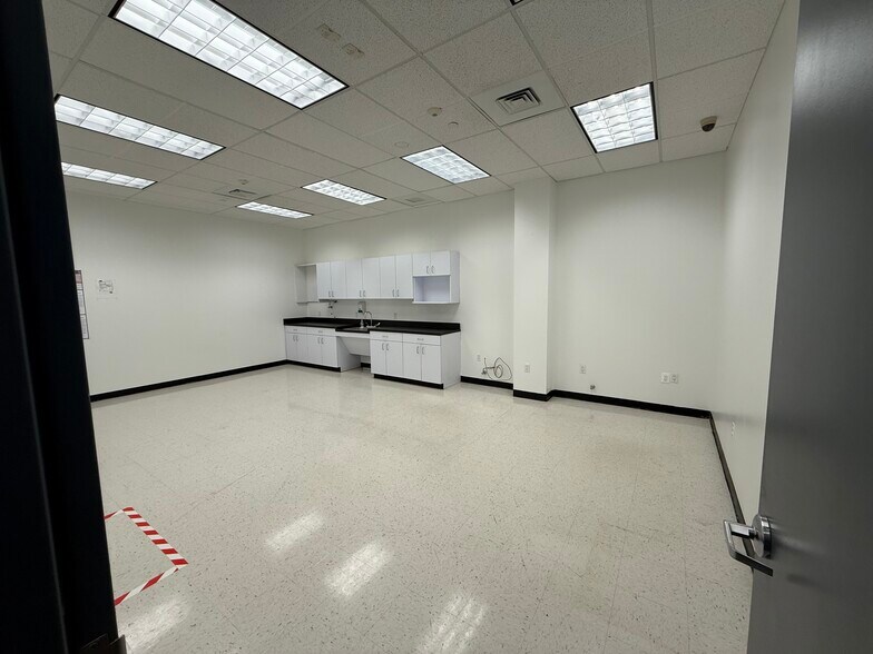 More Photos Of 22520 Gateway Center Dr, Clarksburg Flex For Lease