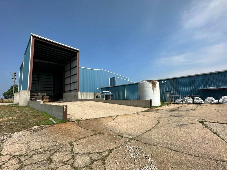 More Photos Of 1301 Industrial Park Rd, Mountain Grove Warehouse For Lease