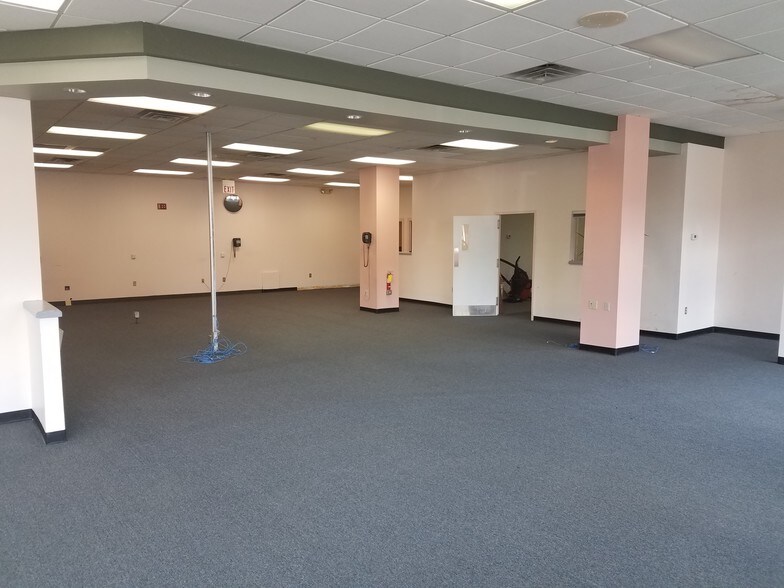 More Photos Of 1452 4th Ave, Huntington General Retail For Lease