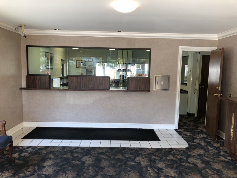 More Photos Of 252 E Washington St, East Peoria Office For Lease