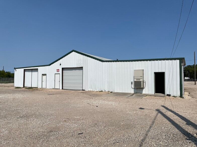 More Photos Of 1520 La Salle Ave, Waco Manufacturing For Lease
