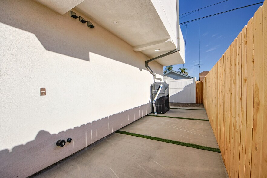 More Photos Of 2404 S Cochran Ave, Los Angeles Apartments For Sale