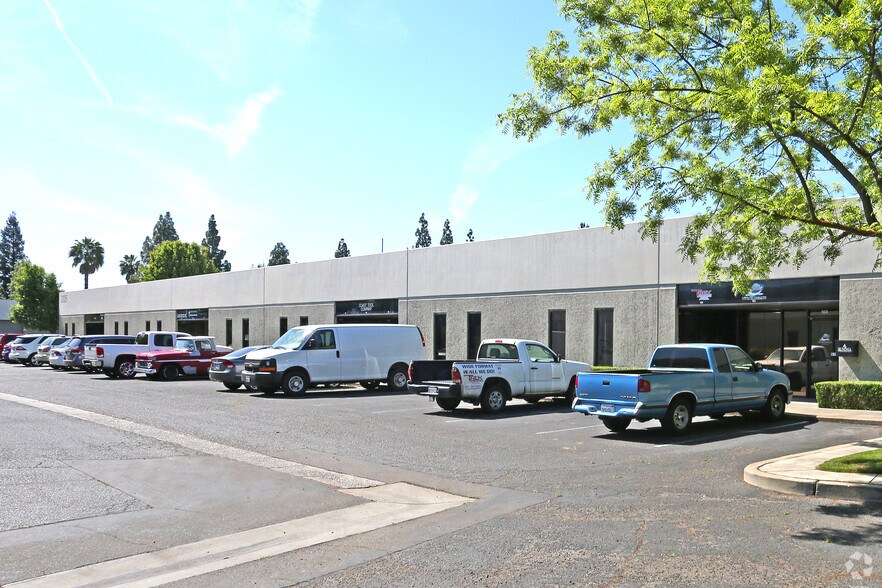 More Photos Of 2025 N Gateway Blvd, Fresno Flex For Lease