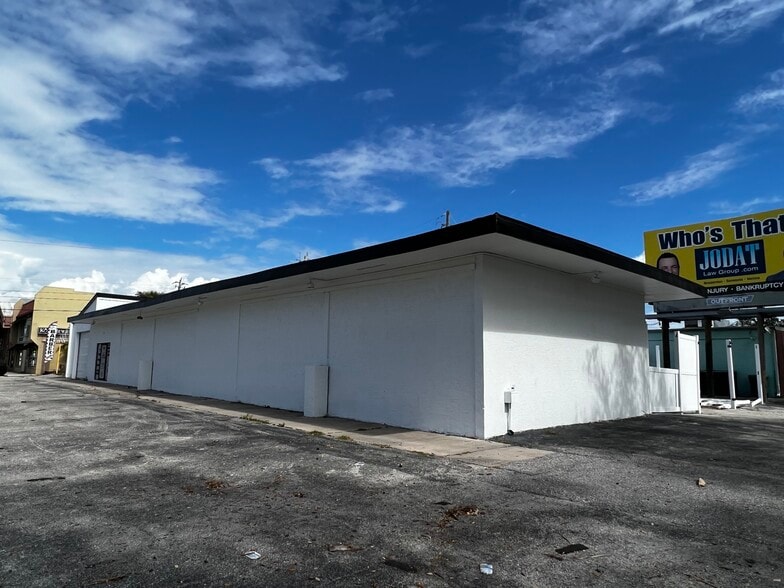 More Photos Of 6631-6633 Gateway Ave, Sarasota Self Storage For Lease
