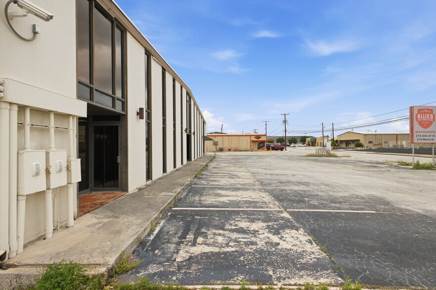 More Photos Of 2110 Mannix Dr, San Antonio Light Distribution For Sale