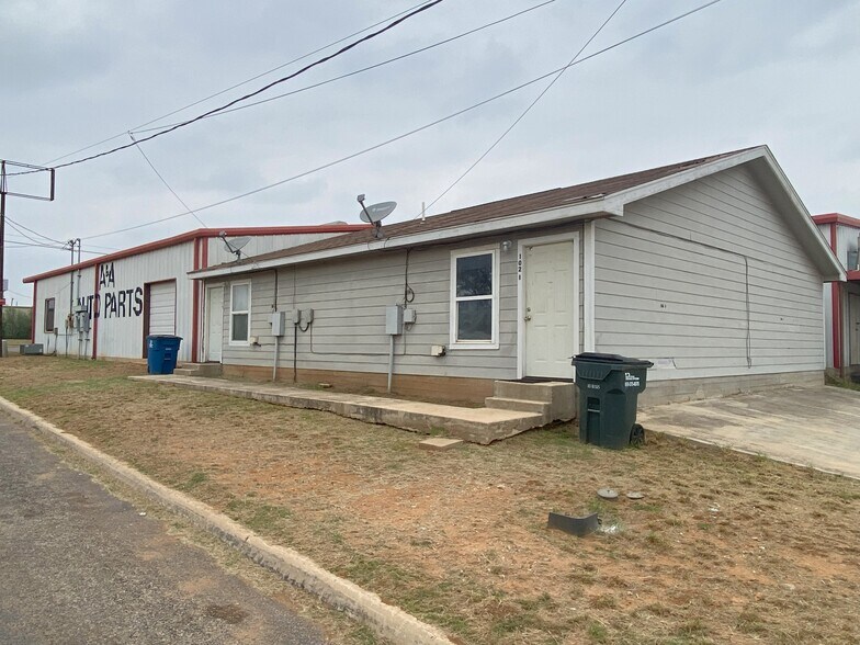 More Photos Of 119 S Commerce St, Dilley Storefront Retail Residential For Sale