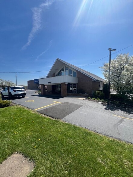 More Photos Of 4921 E State St, Rockford Storefront Retail Office For Lease