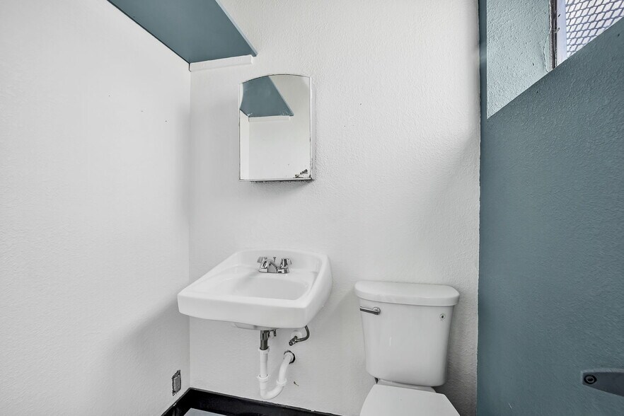 More Photos Of 624 S 29th St, Colorado Springs Light Manufacturing For Sale