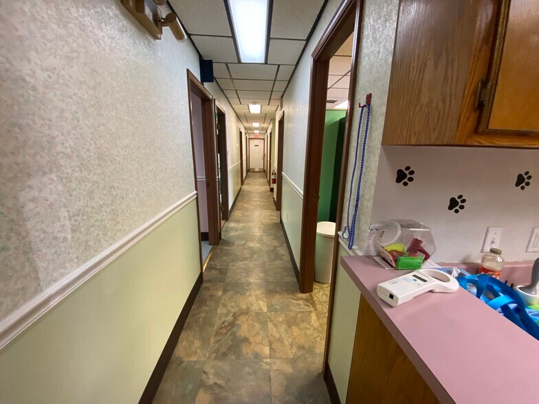 More Photos Of 2228 W College St, Springfield Veterinarian Kennel For Sale