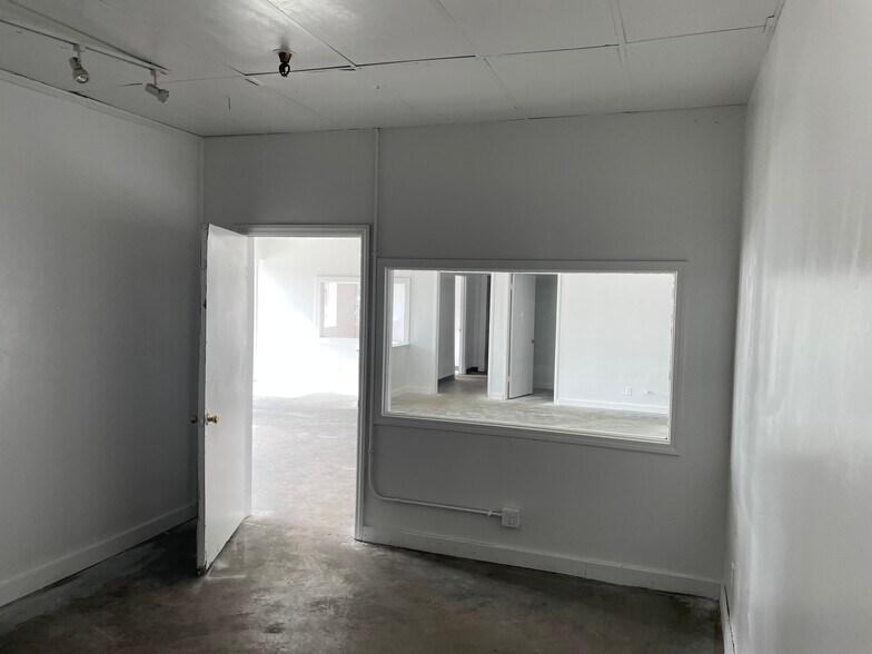 More Photos Of 3455 Empire Blvd SW, Atlanta Warehouse For Lease