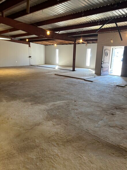 More Photos Of 2455 S 4th St, Beaumont Warehouse For Lease