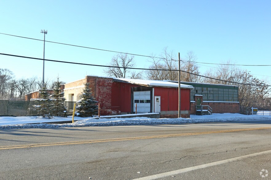 More Photos Of 303-311 W Michigan Ave, Clinton Warehouse For Sale