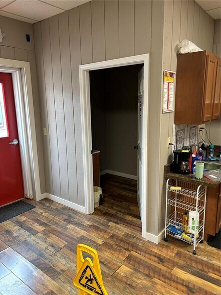 More Photos Of 201 E High St, Potosi Storefront Retail Office For Sale