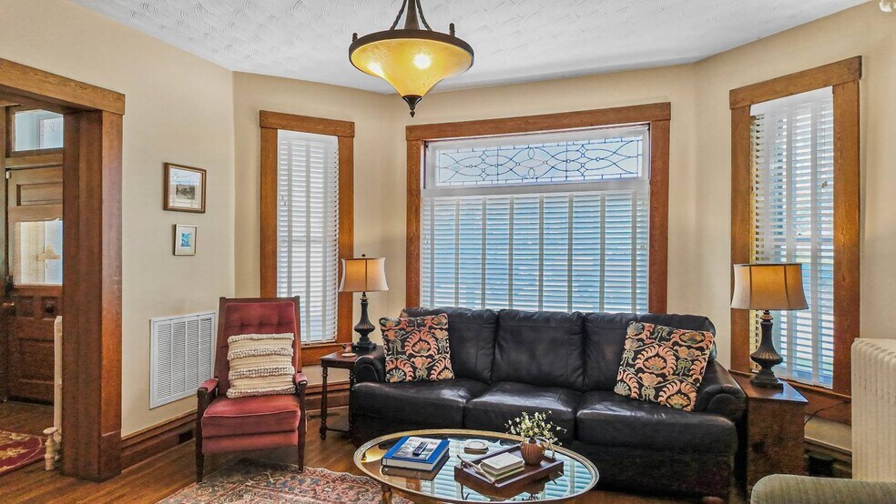 More Photos Of 323 Ballengee St, Hinton Office For Sale