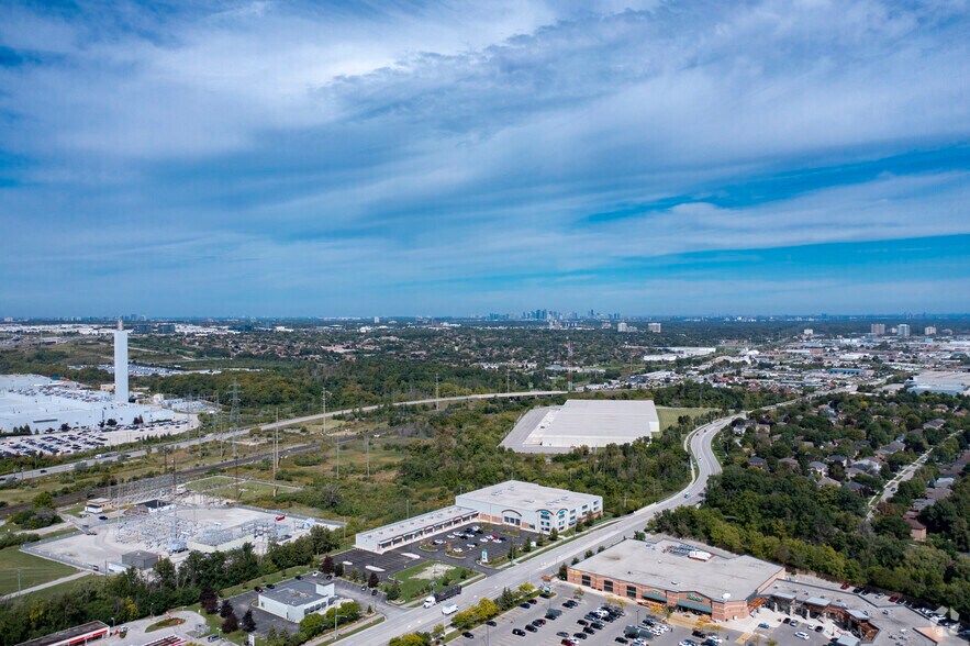 More Photos Of 2061 Cornwall Rd, Oakville Self Storage For Lease
