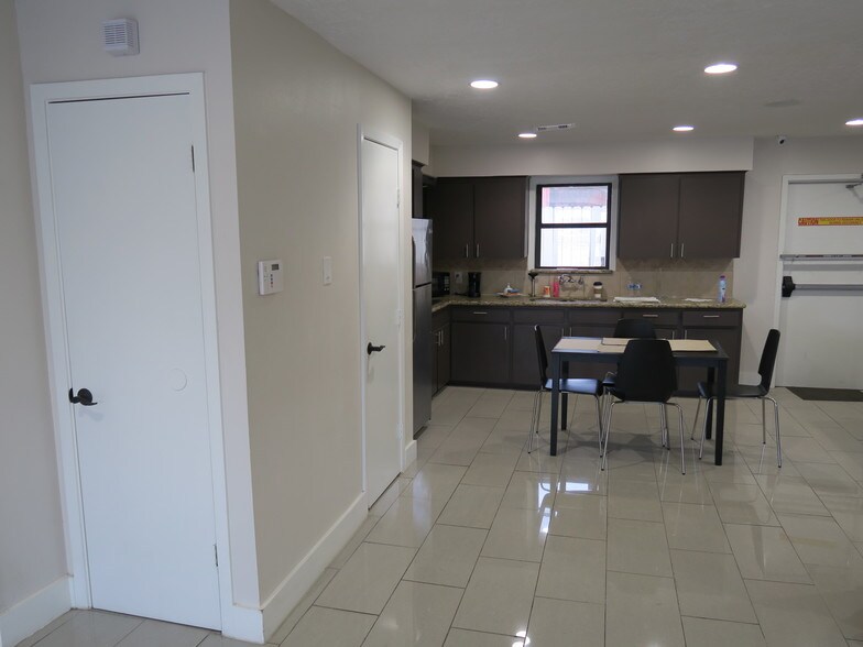 More Photos Of 5638 Star Ln, Houston Auto Dealership For Lease