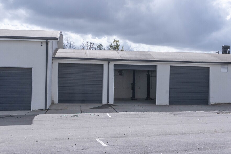 More Photos Of 122 Atando Ave, Charlotte Service For Lease