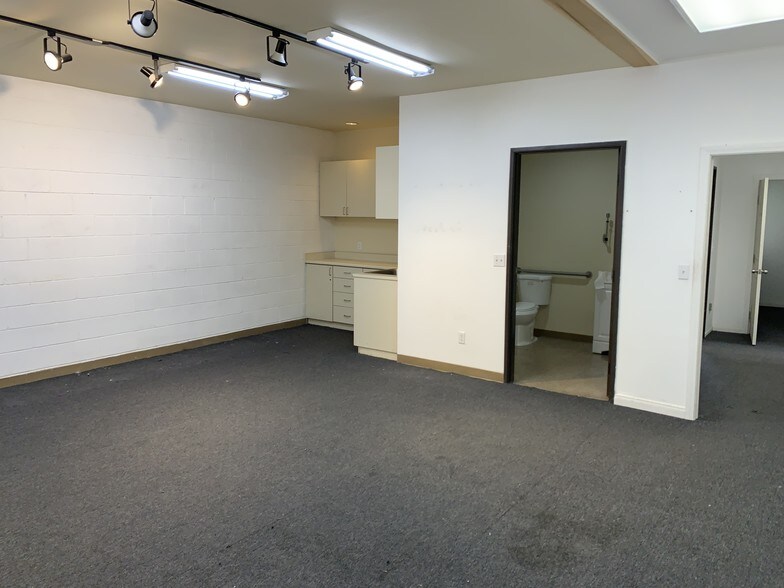More Photos Of 9641 Owensmouth Ave, Chatsworth Warehouse For Lease
