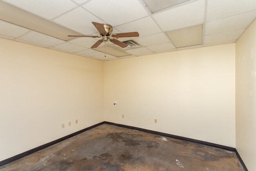 More Photos Of 2200 5th St, Wichita Falls Warehouse For Sale