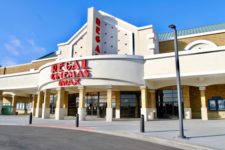 More Photos Of 300 Parkway Dr, Lincolnshire Movie Theatre For Lease