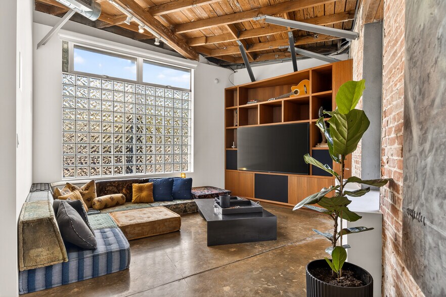 More Photos Of 120 Mildred Ave, Venice Loft Creative Space For Sale