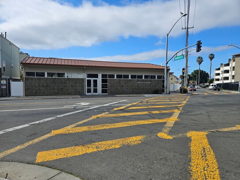 More Photos Of 6403 Foothill Blvd, Oakland Restaurant For Lease