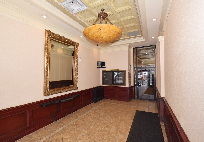 More Photos Of 20 W Park Ave, Long Beach Storefront Retail Office For Lease