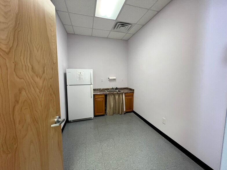 More Photos Of 185 Airport Rd, Fayetteville Warehouse For Lease