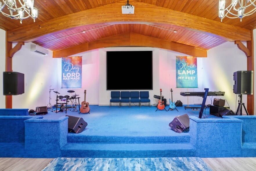 More Photos Of 8075 Lone Star Rd, Jacksonville Religious Facility For Sale