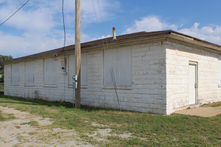 More Photos Of 1871 Elm, Waynoka Sports And Entertainment For Sale