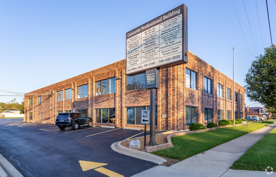 More Photos Of 9944 S Roberts Rd, Palos Hills Office For Lease