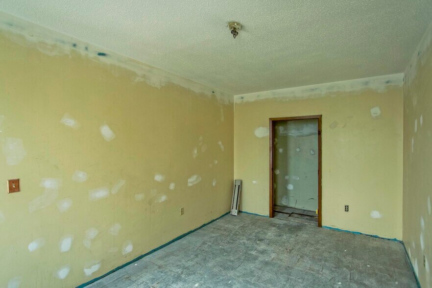 More Photos Of 445-447 High St, Holyoke Storefront Retail Residential For Sale