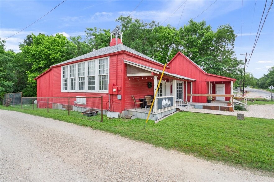 More Photos Of 112 Royal St, Salado Freestanding For Lease