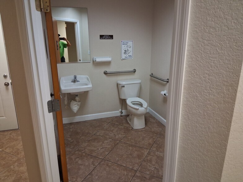 More Photos Of 5218 4th Avenue Cir E, Bradenton Medical For Lease