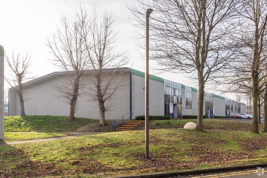 More Photos Of 12-17 Alston Dr, Milton Keynes Warehouse For Lease