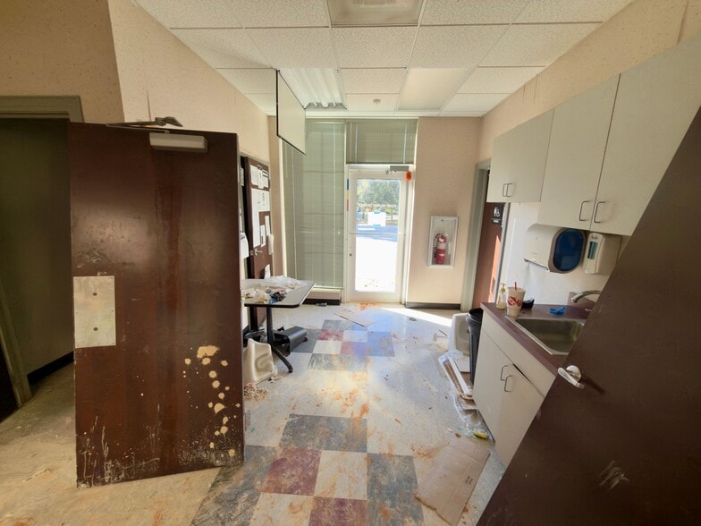 More Photos Of 5061 N 12th Ave, Pensacola Bank For Lease