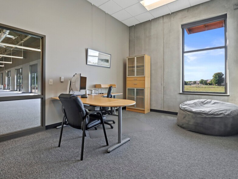 More Photos Of 1071 Uniek Dr, Waunakee Flex For Sale