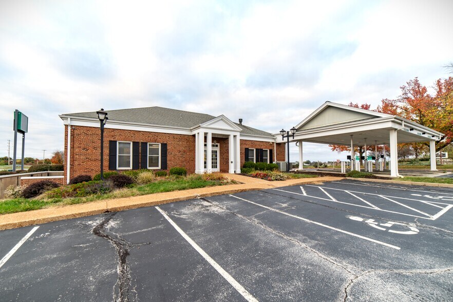Primary Photo Of 2700 S Saint Peters Pky, Saint Peters Bank For Lease