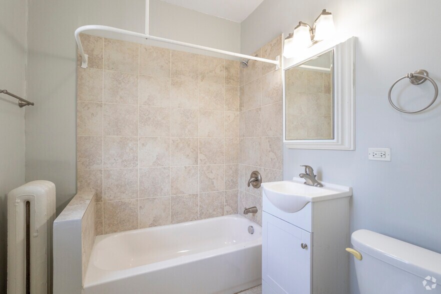 More Photos Of 1000-1010 North Blvd, Oak Park Apartments For Lease