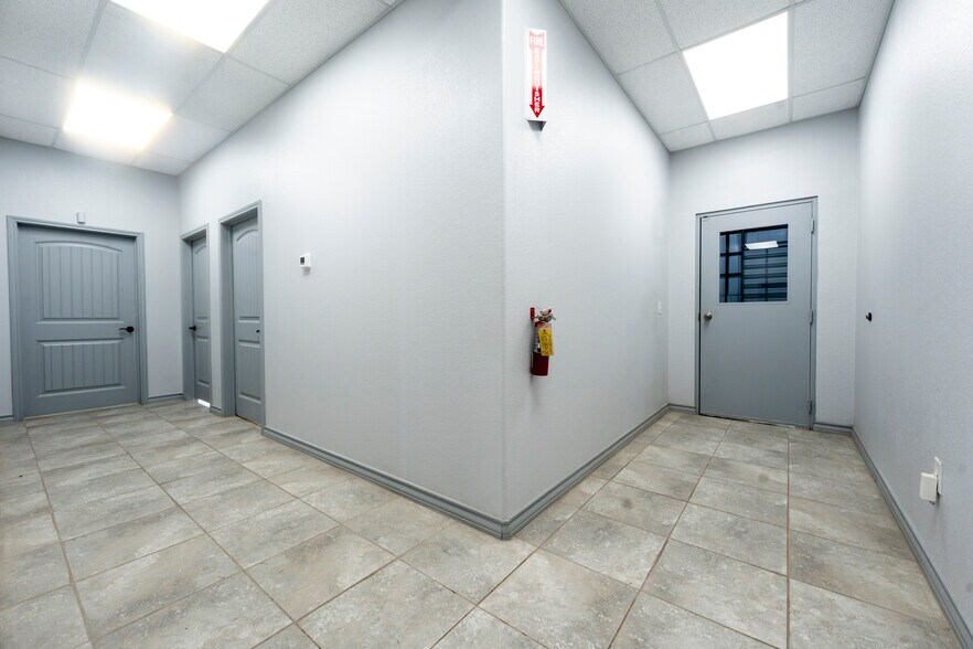 More Photos Of 1508 County Road 1105, Midland Warehouse For Lease