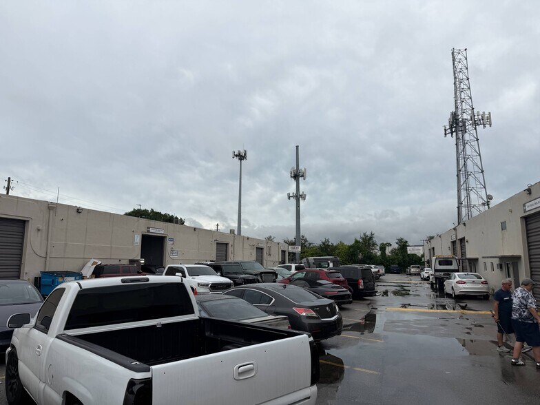 More Photos Of 7004-7018 SW 4th St, Miami Warehouse For Lease