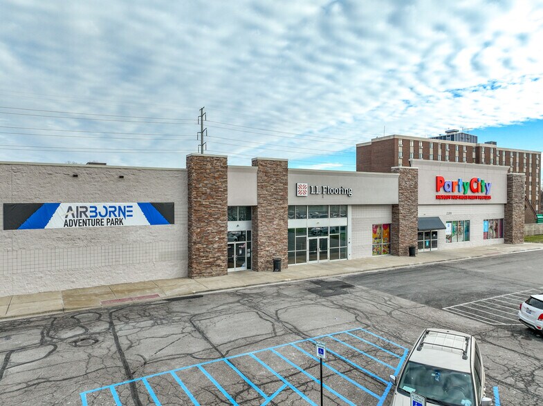 More Photos Of 23267 Eureka Rd, Taylor Freestanding For Lease