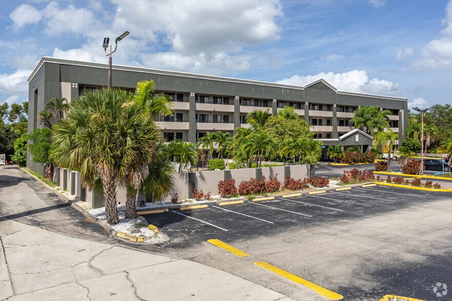 More Photos Of 2717 Colonial Blvd, Fort Myers Hotel For Sale